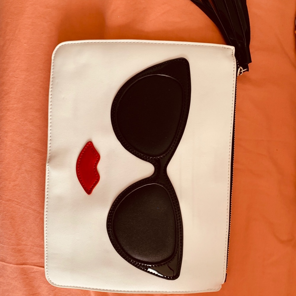 Clutch white with red lips